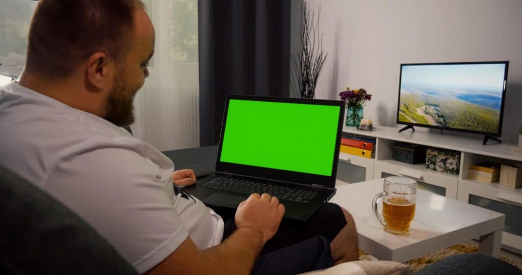 Em um mundo cada vez mais conectado, espelhar a tela do notebook na TV se tornou uma ferramenta essencial para apresentações, entretenimento e até para reuniões online.