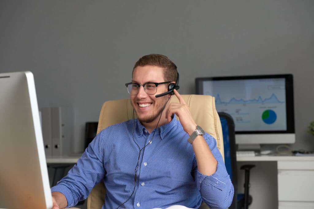 Um profissional trabalha com tranquilidade utilizando um headset com cancelamento de ruído.