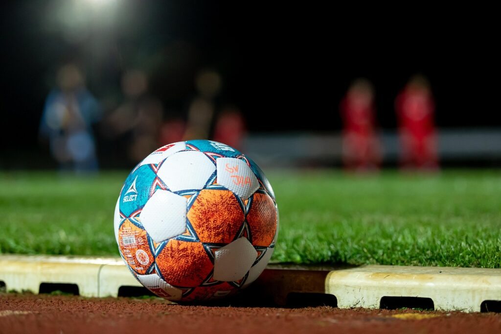 No futebol, a bola é o epicentro do jogo, mas sua aparente simplicidade esconde uma engenharia complexa e altamente especializada.
