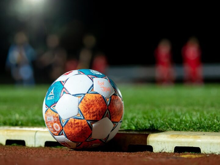 Entenda a ciência por trás das bolas de futebol de campo, society e futsal