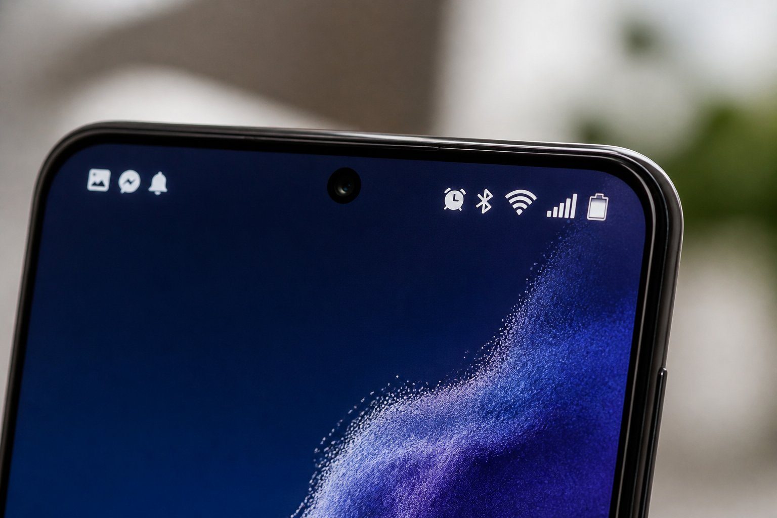 Close-up da barra de status de um smartphone Samsung mostrando os principais ícones como sinal de celular, Wi-Fi, bateria e notificações.